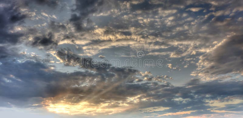 Mooie grijze hemelavond schoonheid en wolken bij zonsondergang, zonsopgang, de stralen van de zon breken door de wolken Natuurlij stock fotografie Mooie grijze hemelavond schoonheid en wolken bij zonsondergang, zonsopgang, de stralen van de zon breken door de wolken Natuurlij stock fotografie