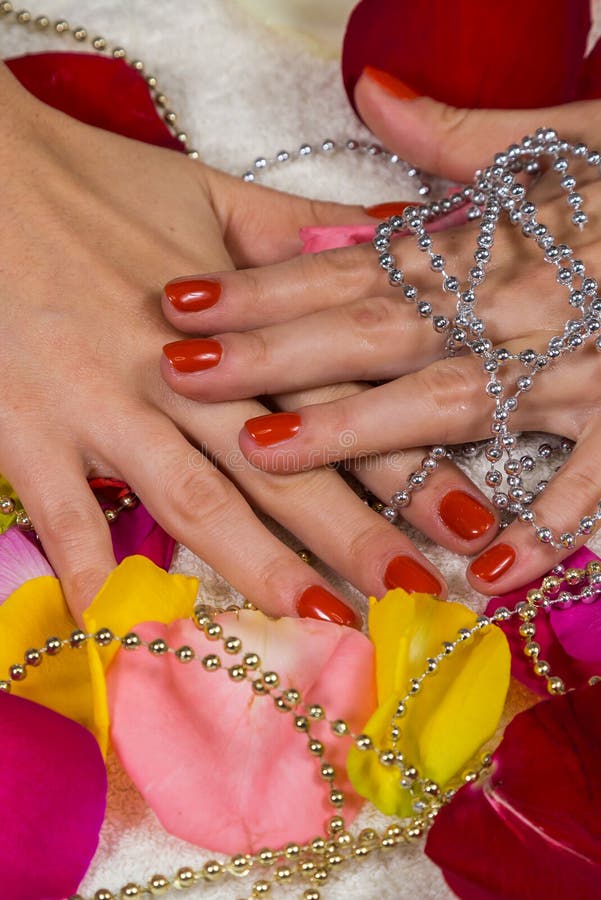 Mooie handen met een aardige manicure royalty-vrije stock fotografie Mooie handen met een aardige manicure royalty-vrije stock fotografie