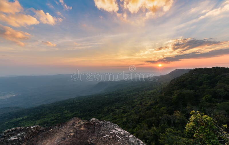 Mooie hemel en zonsondergang in Pha Mak Duk Cliff royalty-vrije stock foto's Mooie hemel en zonsondergang in Pha Mak Duk Cliff royalty-vrije stock foto's
