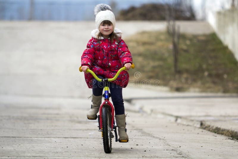 Mooie het glimlachen meisje berijdende fiets in een park royalty-vrije stock foto's Mooie het glimlachen meisje berijdende fiets in een park royalty-vrije stock foto's