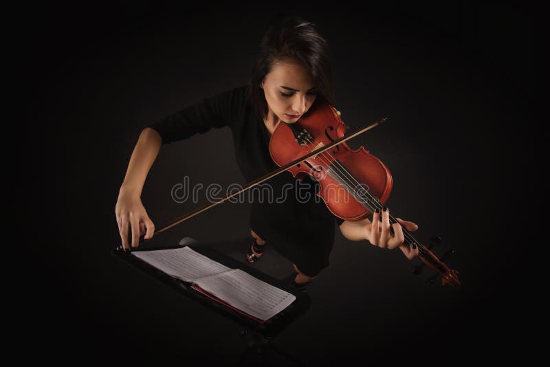 Mooie het spelen van ViolistWoman viool op zwarte achtergrond stock foto Mooie het spelen van ViolistWoman viool op zwarte achtergrond stock foto