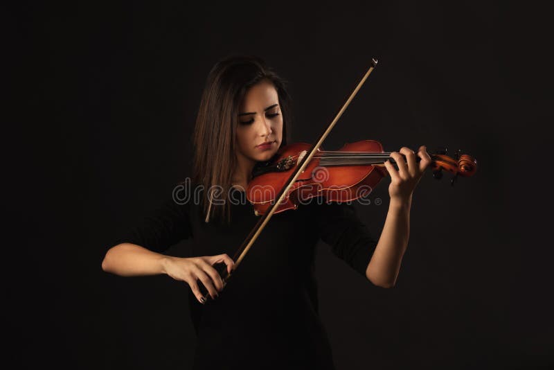 Mooie het spelen van ViolistWoman viool op zwarte achtergrond stock foto Mooie het spelen van ViolistWoman viool op zwarte achtergrond stock foto