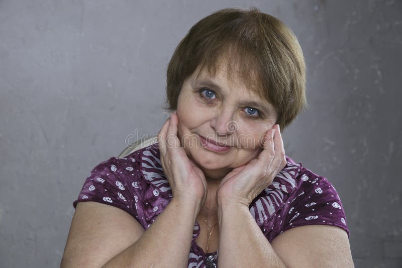 Mooie hogere vrouwen blauwe ogen Mooie volwassene wat betreft haar gezicht stock afbeelding Mooie hogere vrouwen blauwe ogen Mooie volwassene wat betreft haar gezicht stock afbeelding