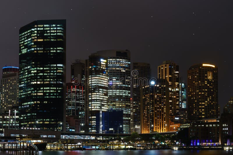Mooie horizonstad van Sydney dicht bij Operahaven downtonw royalty-vrije stock fotografie Mooie horizonstad van Sydney dicht bij Operahaven downtonw royalty-vrije stock fotografie