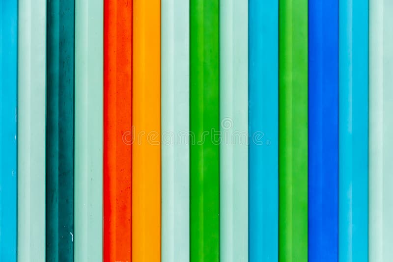 Mooie horizontale textuur van kleurrijke rode groenachtig blauwe oranjegele grijze metaalomheining royalty-vrije stock afbeelding Mooie horizontale textuur van kleurrijke rode groenachtig blauwe oranjegele grijze metaalomheining royalty-vrije stock afbeelding