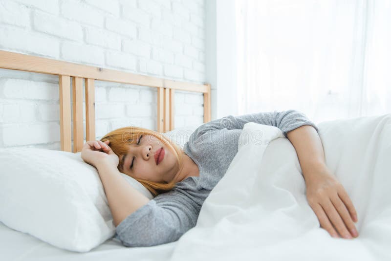 Mooie jonge Aziatische vrouwenslaap in bed in de ochtend De aantrekkelijke Aziatische bedtijd van het meisjesgebruik in haar comf stock afbeelding Mooie jonge Aziatische vrouwenslaap in bed in de ochtend De aantrekkelijke Aziatische bedtijd van het meisjesgebruik in haar comf stock afbeelding