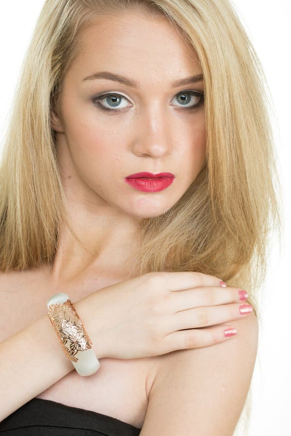 Mooie jonge blonde vrouw in veelvoudige armbanden royalty-vrije stock afbeeldingen Mooie jonge blonde vrouw in veelvoudige armbanden royalty-vrije stock afbeeldingen