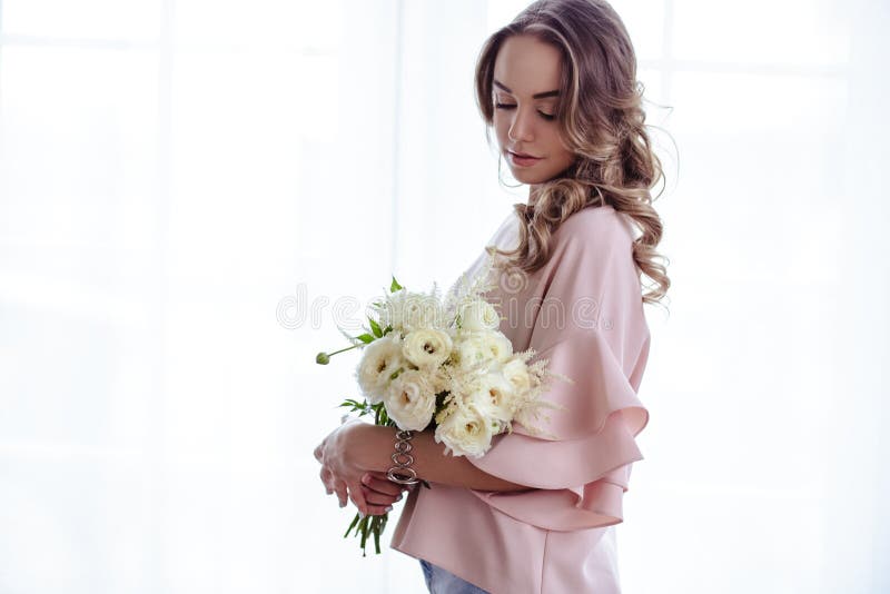 Mooie jonge blondevrouw met boeket van witte bloemen Portret van mooi blondemeisje in roze kleren stock afbeeldingen Mooie jonge blondevrouw met boeket van witte bloemen Portret van mooi blondemeisje in roze kleren stock afbeeldingen