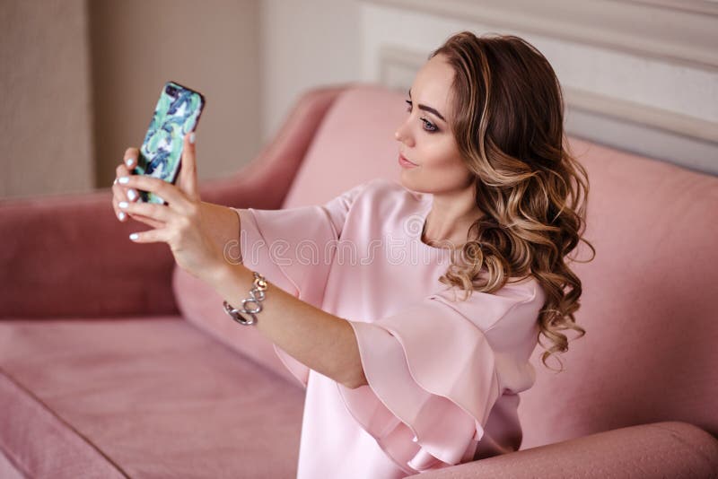 Mooie jonge blondevrouw met mobiele telefoon Portret van mooi blondemeisje in vrijetijdskleding stock fotografie Mooie jonge blondevrouw met mobiele telefoon Portret van mooi blondemeisje in vrijetijdskleding stock fotografie