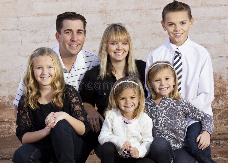 Mooie Jonge Familie royalty-vrije stock afbeelding Mooie Jonge Familie royalty-vrije stock afbeelding