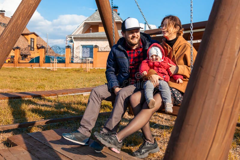 Mooie jonge familie stock fotografie Mooie jonge familie stock fotografie