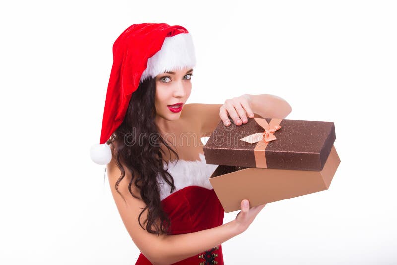 Mooie jonge Kerstmisgift van de vrouwenholding Geïsoleerd op wit stock afbeeldingen Mooie jonge Kerstmisgift van de vrouwenholding Geïsoleerd op wit stock afbeeldingen