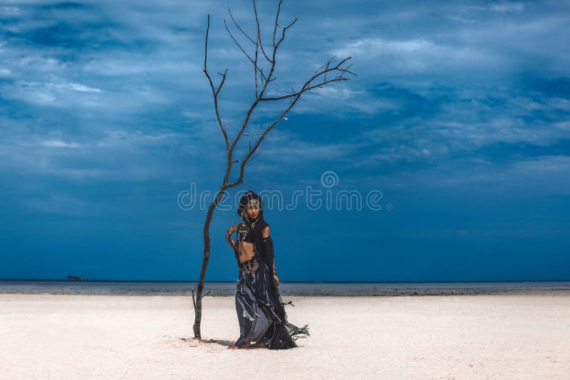 Mooie jonge modieuze stammendanser Vrouw in oosters kostuum stock fotografie Mooie jonge modieuze stammendanser Vrouw in oosters kostuum stock fotografie