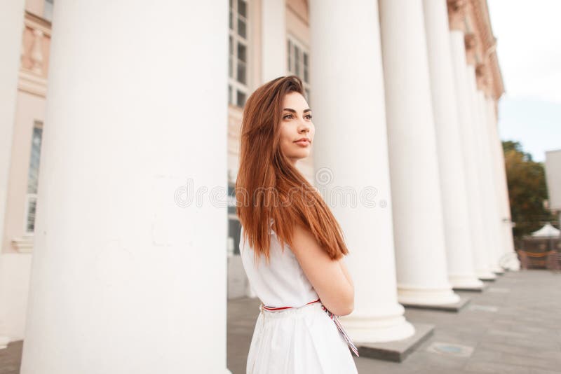 Mooie jonge modieuze vrouw in in witte kleding die dichtbij stellen stock foto's Mooie jonge modieuze vrouw in in witte kleding die dichtbij stellen stock foto's