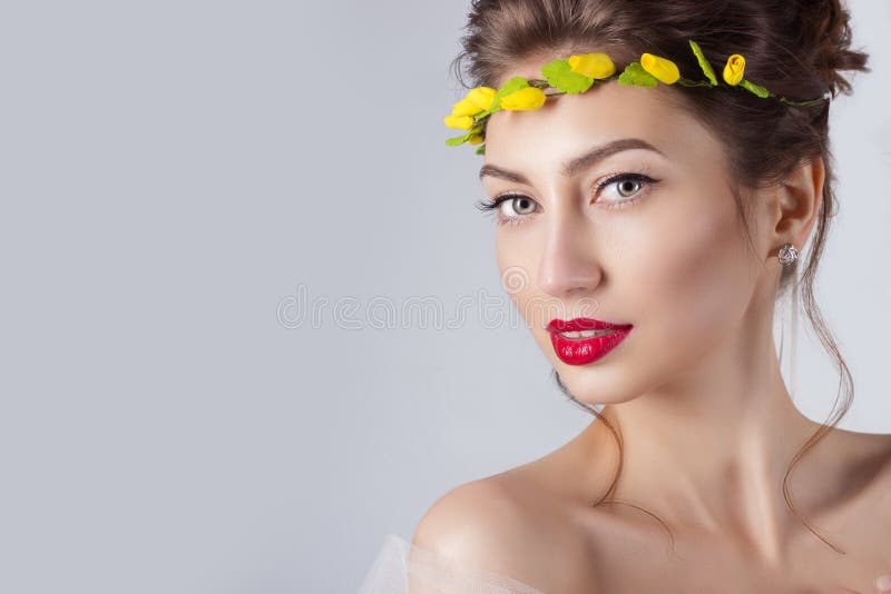 Mooie jonge sexy elegante vrouw met rode lippen, mooi haar met een kroon van gele rozen op het hoofd met blote schouders royalty-vrije stock fotografie Mooie jonge sexy elegante vrouw met rode lippen, mooi haar met een kroon van gele rozen op het hoofd met blote schouders royalty-vrije stock fotografie