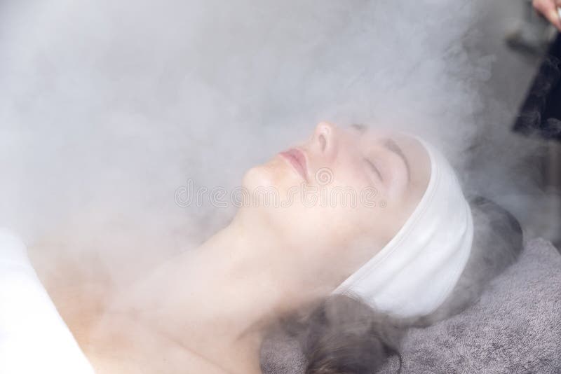 Mooie jonge vrouw bij schoonheidssalon stock fotografie