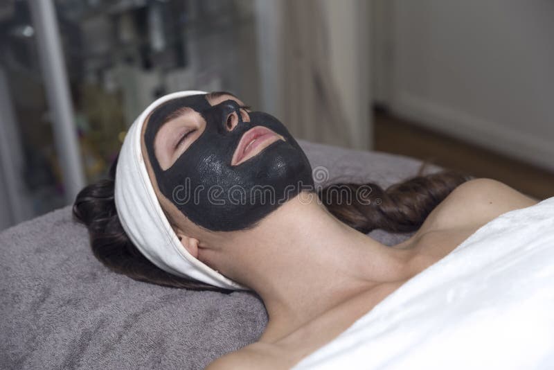 Mooie jonge vrouw bij schoonheidssalon stock afbeeldingen