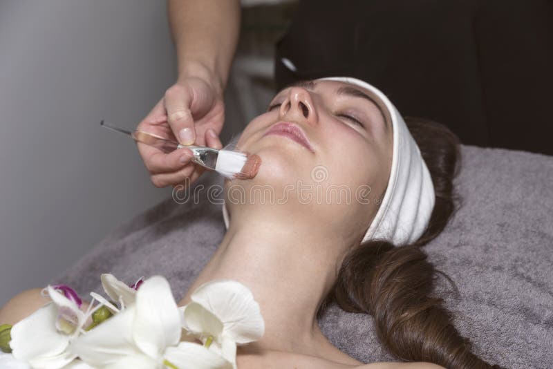 Mooie jonge vrouw bij schoonheidssalon royalty-vrije stock afbeelding