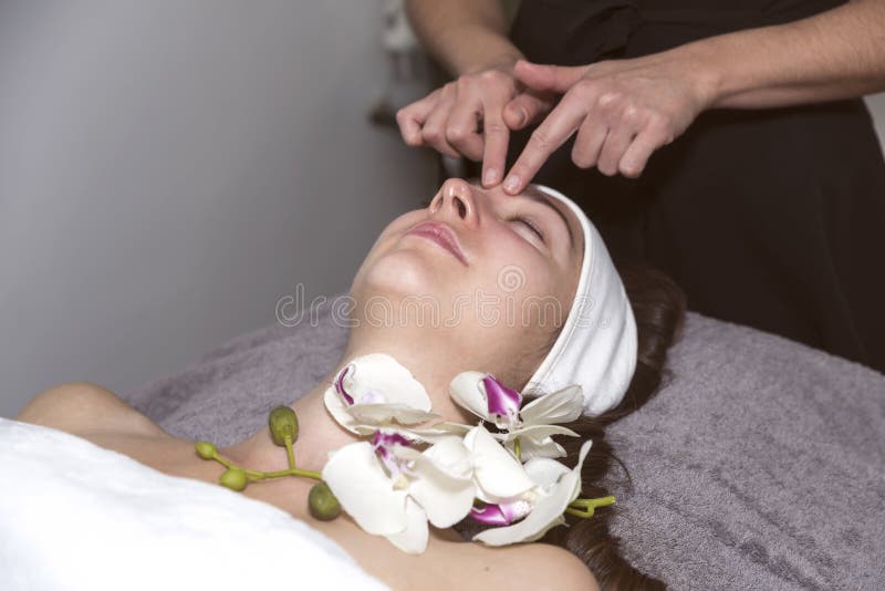 Mooie jonge vrouw bij schoonheidssalon royalty-vrije stock foto