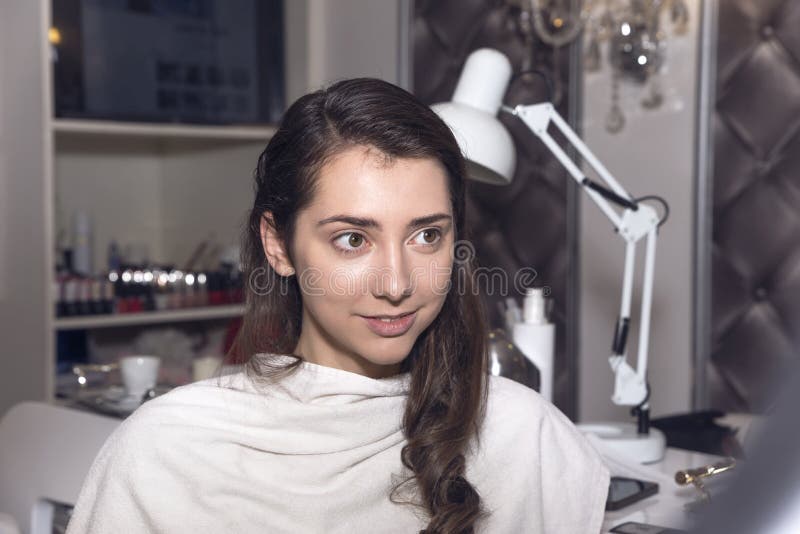Mooie jonge vrouw bij schoonheidssalon royalty-vrije stock afbeeldingen