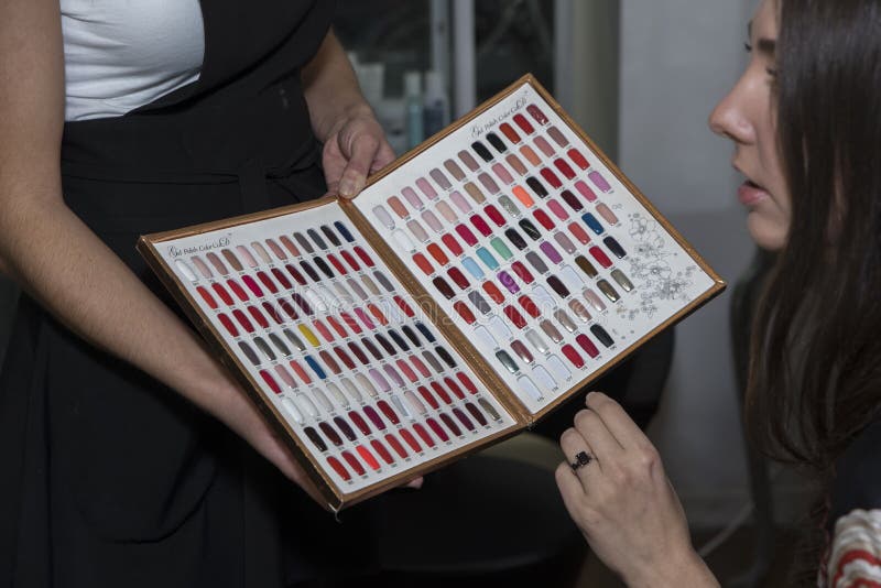 Mooie jonge vrouw bij schoonheidssalon stock afbeeldingen