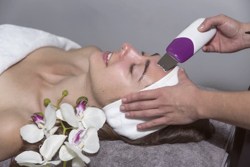 Mooie jonge vrouw bij schoonheidssalon royalty-vrije stock fotografie