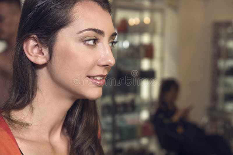 Mooie jonge vrouw bij schoonheidssalon royalty-vrije stock foto's