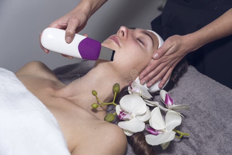 Mooie jonge vrouw bij schoonheidssalon royalty-vrije stock afbeelding