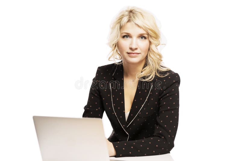Mooie jonge vrouw, blonde, in een pak, die in laptop werken royalty-vrije stock foto Mooie jonge vrouw, blonde, in een pak, die in laptop werken royalty-vrije stock foto
