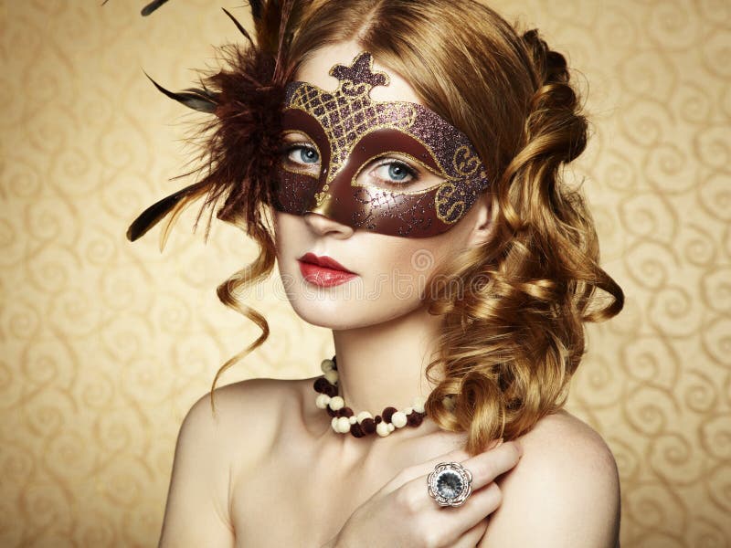 Mooie jonge vrouw in bruin Venetiaans masker stock foto Mooie jonge vrouw in bruin Venetiaans masker stock foto