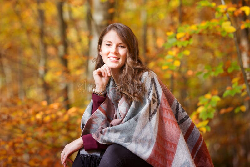 Mooie jonge vrouw buiten in de herfstzon royalty-vrije stock foto Mooie jonge vrouw buiten in de herfstzon royalty-vrije stock foto