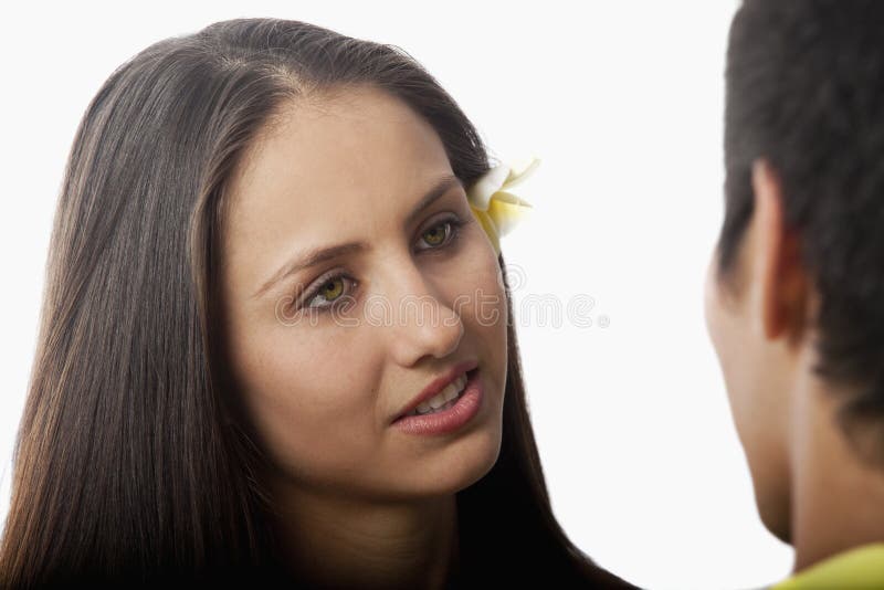 Mooie jonge vrouw die aan een man spreekt stock fotografie Mooie jonge vrouw die aan een man spreekt stock fotografie