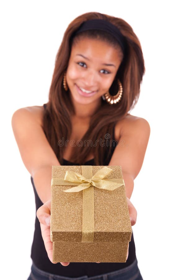 Mooie jonge vrouw die een gift houden, die op wit wordt geïsoleerdo royalty-vrije stock afbeeldingen Mooie jonge vrouw die een gift houden, die op wit wordt geïsoleerdo royalty-vrije stock afbeeldingen