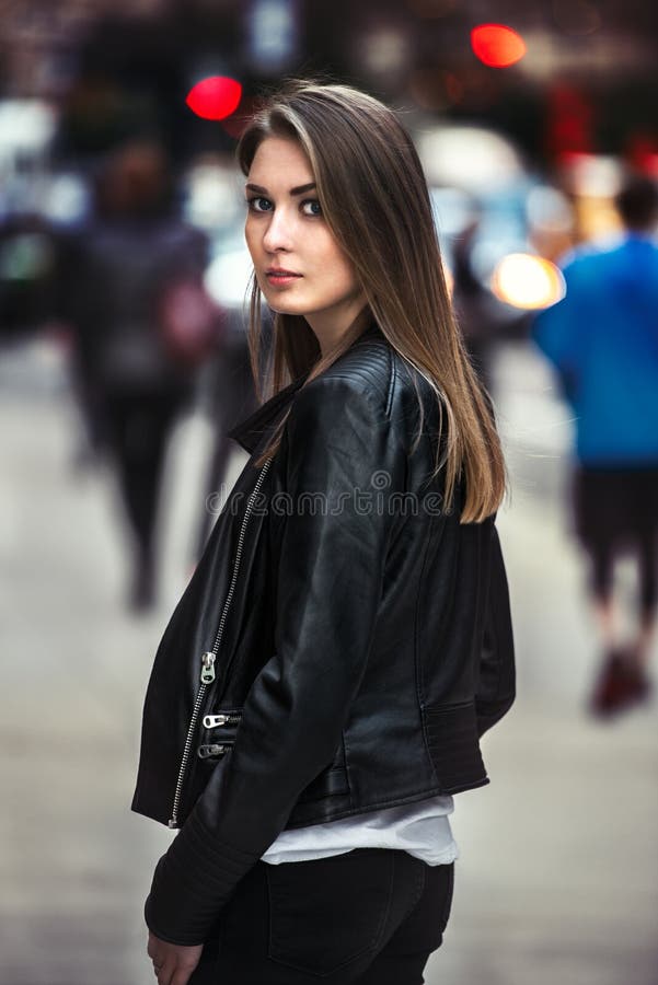 Mooie jonge vrouw die op de crowdy straat lopen stock foto Mooie jonge vrouw die op de crowdy straat lopen stock foto
