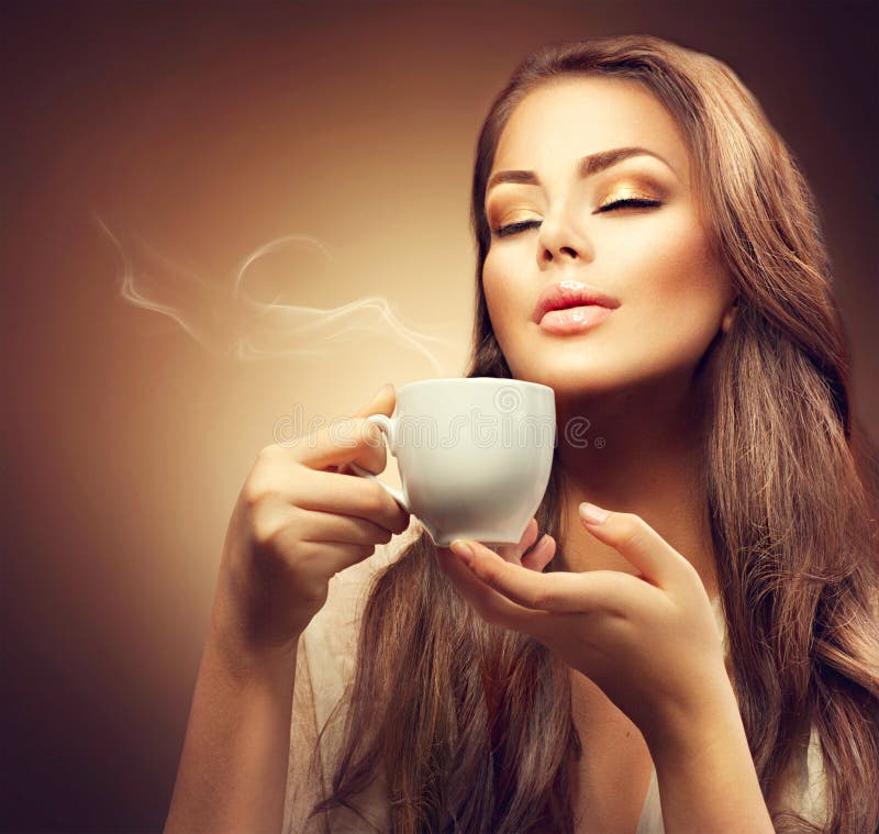 Mooie jonge vrouw die van koffie genieten royalty-vrije stock foto's Mooie jonge vrouw die van koffie genieten royalty-vrije stock foto's