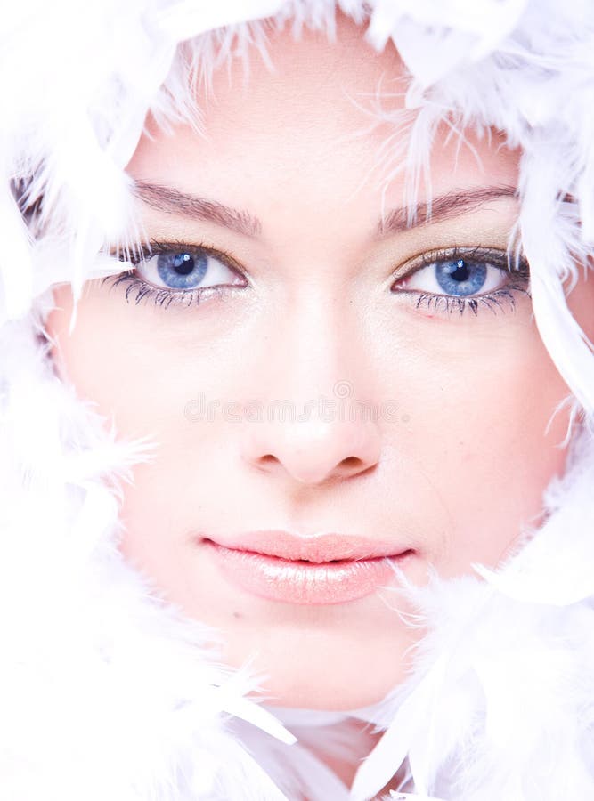Mooie jonge vrouw met blauwe ogen en boa royalty-vrije stock foto's Mooie jonge vrouw met blauwe ogen en boa royalty-vrije stock foto's