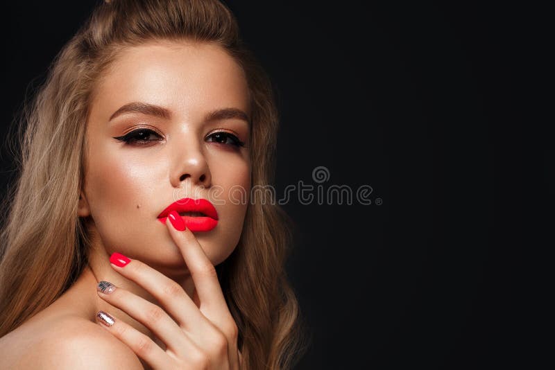 Mooie jonge vrouw met heldere make-up en neon roze spijkers Het Gezicht van de schoonheid Foto die in de studio wordt genomen stock foto's Mooie jonge vrouw met heldere make-up en neon roze spijkers Het Gezicht van de schoonheid Foto die in de studio wordt genomen stock foto's