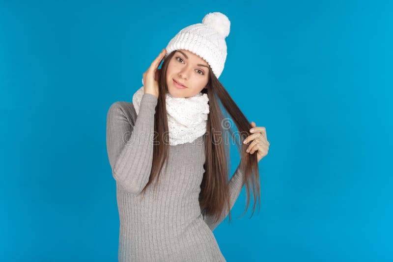 Mooie jonge vrouw met hoed en sjaal stock foto Mooie jonge vrouw met hoed en sjaal stock foto