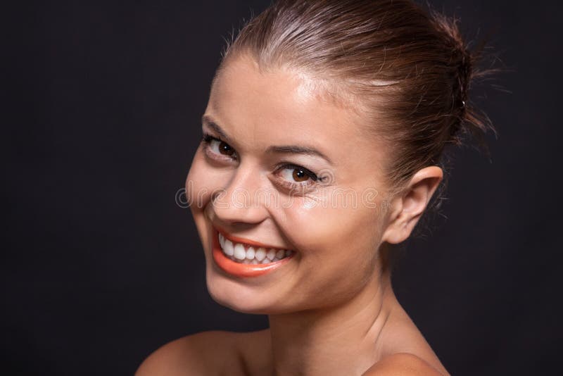 Mooie jonge vrouw met oranje lippenstift en bruine ogen stock foto Mooie jonge vrouw met oranje lippenstift en bruine ogen stock foto