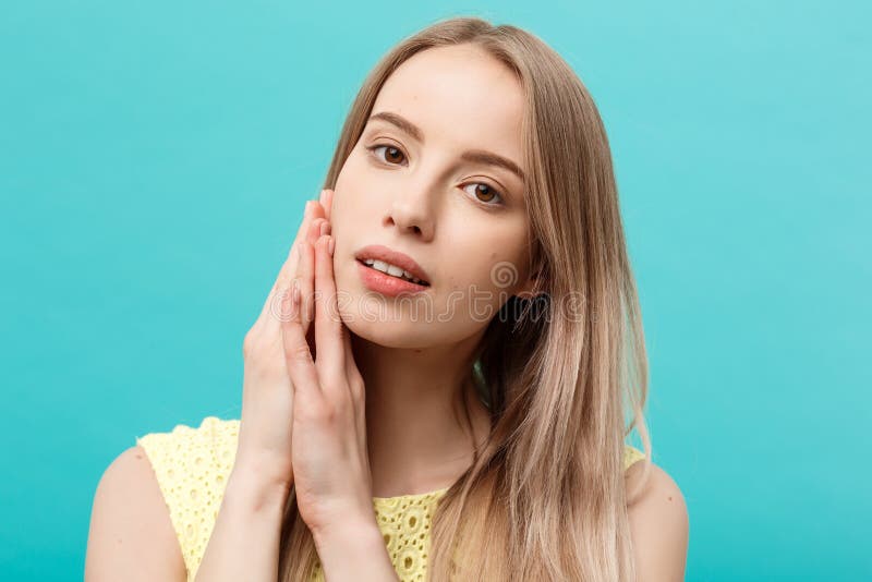 Mooie jonge vrouw met schone perfecte huid Portret van schoonheidsmodel wat betreft haar gezicht Kuuroord, skincare en wellness stock afbeeldingen Mooie jonge vrouw met schone perfecte huid Portret van schoonheidsmodel wat betreft haar gezicht Kuuroord, skincare en wellness stock afbeeldingen