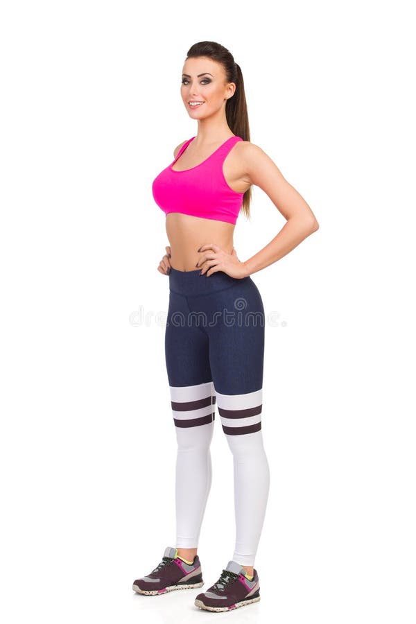 Mooie Jonge Vrouw in Roze Sportenbustehouder en Beenkappen voor zijaanzicht stock afbeelding Mooie Jonge Vrouw in Roze Sportenbustehouder en Beenkappen voor zijaanzicht stock afbeelding