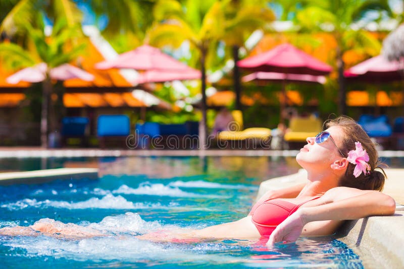 Mooie jonge vrouw in zonnebril in luxury spa pool royalty-vrije stock afbeelding Mooie jonge vrouw in zonnebril in luxury spa pool royalty-vrije stock afbeelding