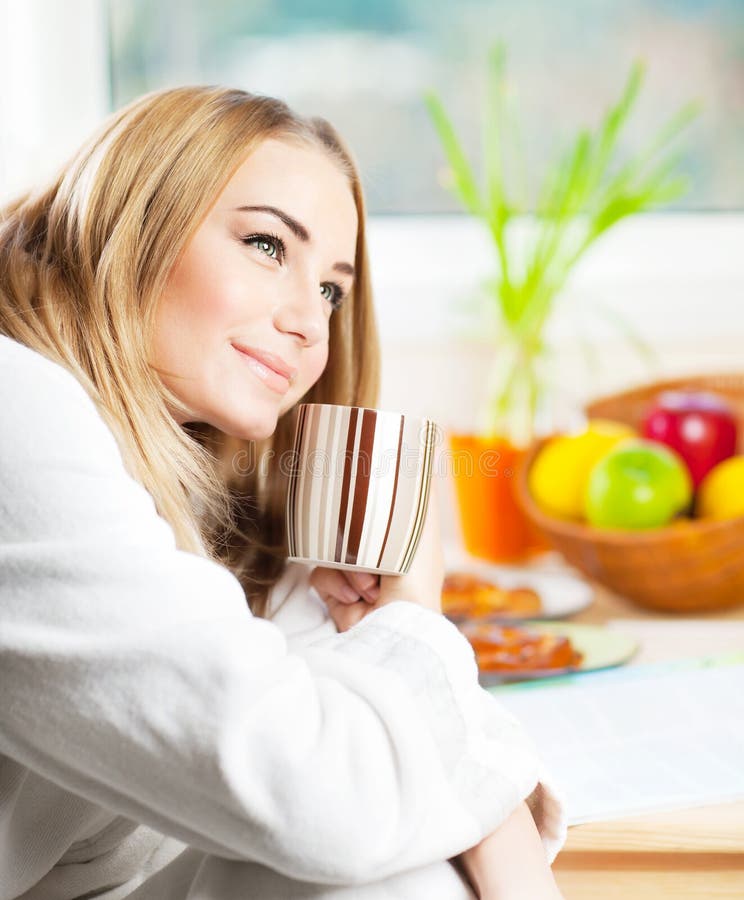 Mooie kalme jonge vrouw die ochtendkoffie heeft royalty-vrije stock afbeelding Mooie kalme jonge vrouw die ochtendkoffie heeft royalty-vrije stock afbeelding