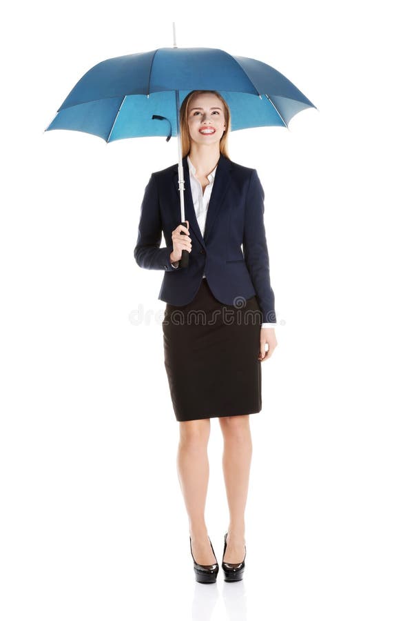 Mooie Kaukasische bedrijfsvrouw die zich onder paraplu bevinden. stock foto Mooie Kaukasische bedrijfsvrouw die zich onder paraplu bevinden. stock foto