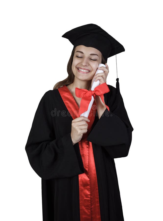 Mooie Kaukasische vrouw die een zwarte een diploma houden en zeer gelukkig en opgewekte graduatietoga dragen die geïsoleerd op ee stock afbeeldingen Mooie Kaukasische vrouw die een zwarte een diploma houden en zeer gelukkig en opgewekte graduatietoga dragen die geïsoleerd op ee stock afbeeldingen