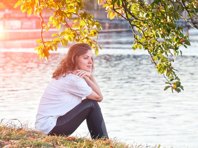 Mooie Kaukasische vrouw die rivier van mening genieten royalty-vrije stock foto Mooie Kaukasische vrouw die rivier van mening genieten royalty-vrije stock foto