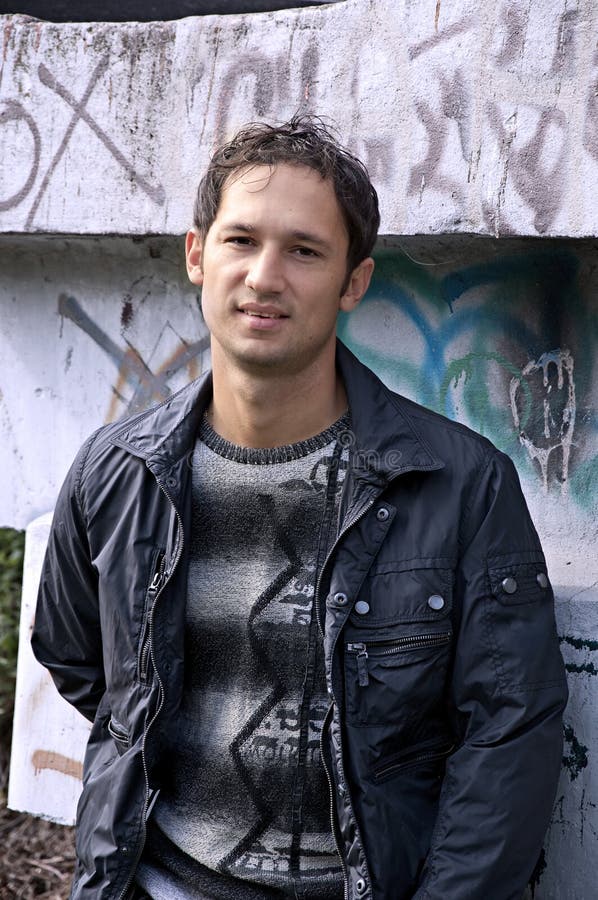 Knappe jongen bij een muur met graffiti royalty-vrije stock fotografie