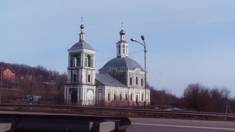 Mooie kleine Orthodoxe Kerk op blauwe hemelachtergrond Voorraadlengte Mooie oude Katholieke Kerk in totemstijl van