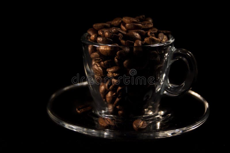 Mooie kop en koffie aromatische korrels van bruin stock foto Mooie kop en koffie aromatische korrels van bruin stock foto