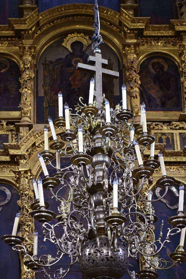 Mooie kroonluchter in de Orthodoxe Kerk stock afbeelding Mooie kroonluchter in de Orthodoxe Kerk stock afbeelding
